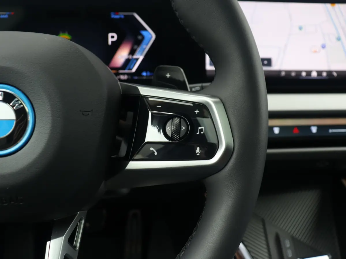30e xDrive | M Sportpakket Pro | Panodak | Trekhaak | Head-Up | Driving Assistant Prof. | Stoelventilatie | Harman Kardon | Comfort Access | Parking Assistant Plus | SOH 100% | 21'' LMV