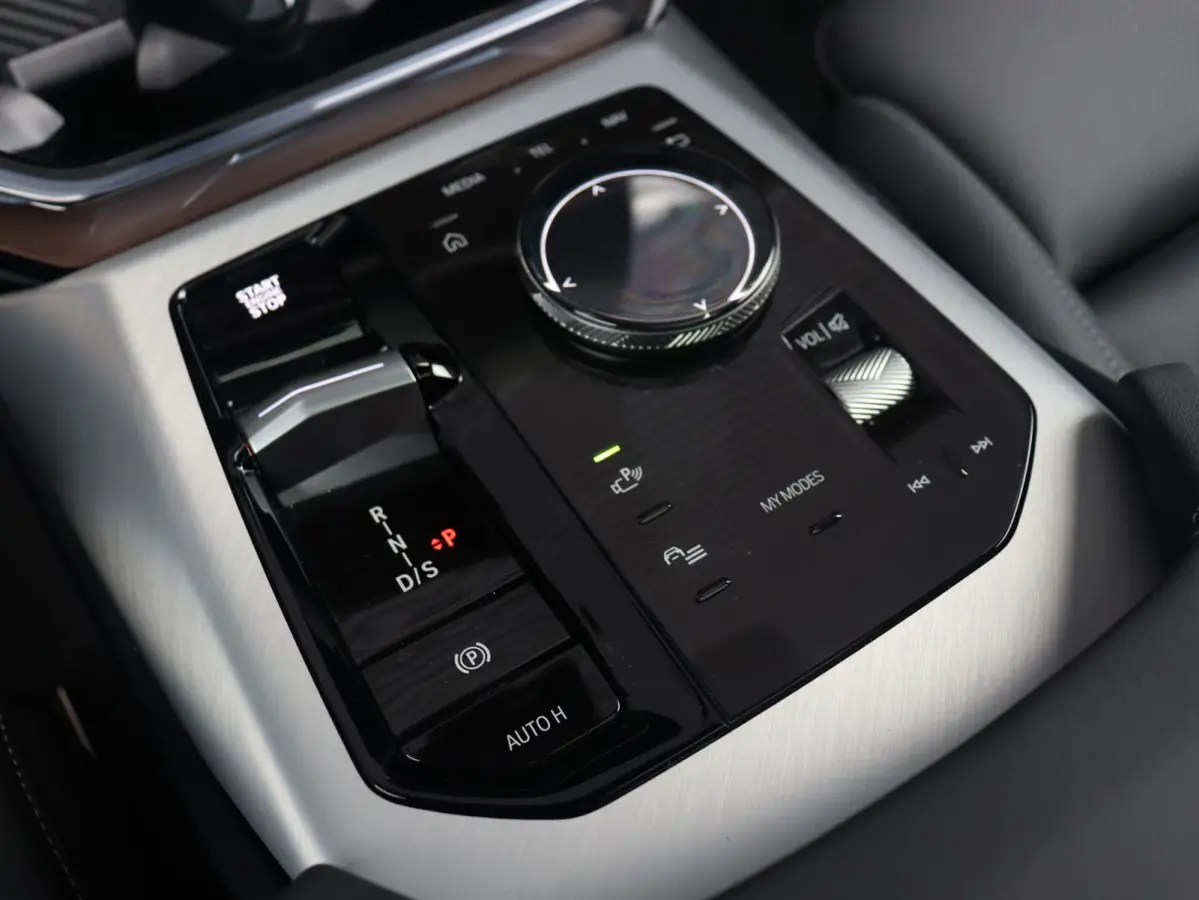 30e xDrive | M Sportpakket Pro | Panodak | Trekhaak | Head-Up | Driving Assistant Prof. | Stoelventilatie | Harman Kardon | Comfort Access | Parking Assistant Plus | SOH 100% | 21'' LMV