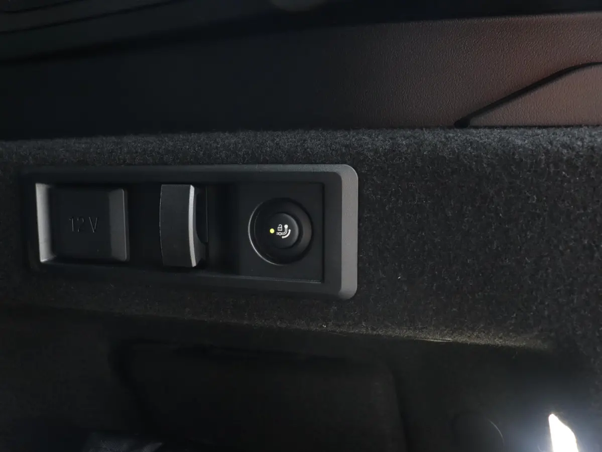 30e xDrive | M Sportpakket Pro | Panodak | Trekhaak | Head-Up | Driving Assistant Prof. | Stoelventilatie | Harman Kardon | Comfort Access | Parking Assistant Plus | SOH 100% | 21'' LMV