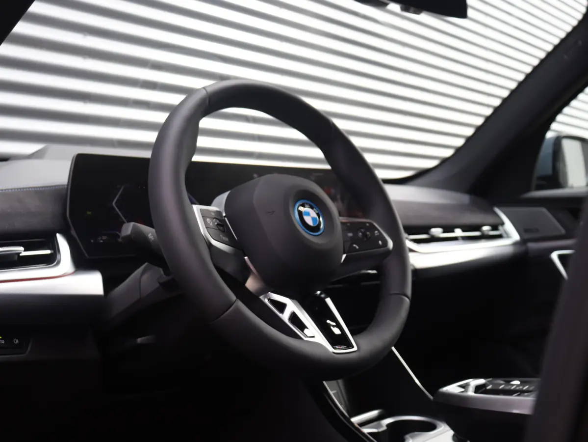 xDrive25e | M Sportpakket Pro | Panodak | Trekhaak | Head-Up | Driving Assistant Plus | Harman Kardon | Elektr. Stoelen | Parking Assistant Plus | Stuurwiel Verwamd | SOH 100% | 19'' LMV