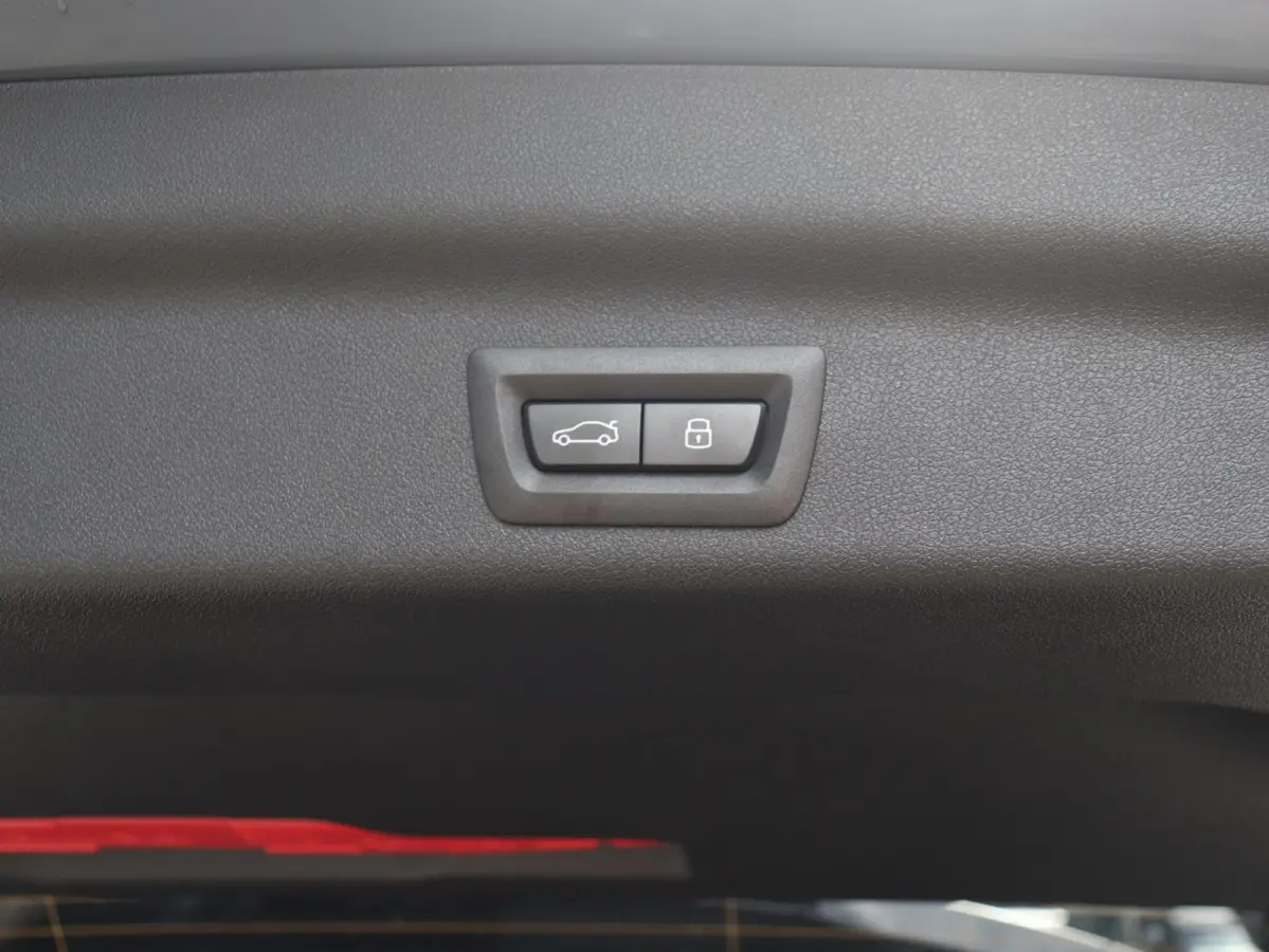 xDrive25e | M Sportpakket Pro | Panodak | Trekhaak | Head-Up | Driving Assistant Plus | Harman Kardon | Elektr. Stoelen | Parking Assistant Plus | Stuurwiel Verwamd | SOH 100% | 19'' LMV