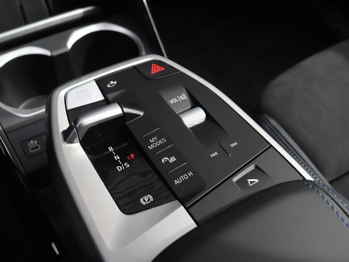 xDrive25e | M Sportpakket Pro | Panodak | Trekhaak | Head-Up | Driving Assistant Plus | Harman Kardon | Elektr. Stoelen | Parking Assistant Plus | Stuurwiel Verwamd | SOH 100% | 19'' LMV