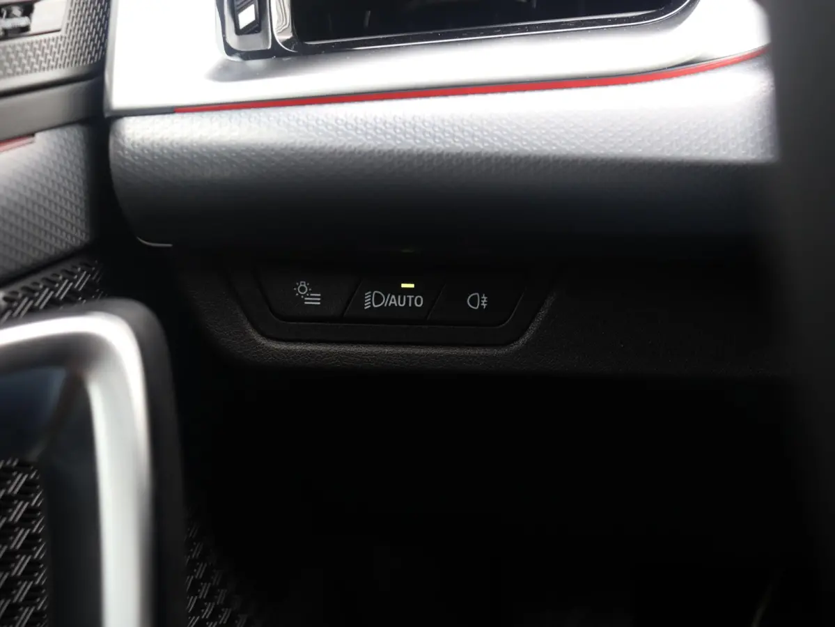 xDrive25e | M Sportpakket Pro | Panodak | Trekhaak | Head-Up | Driving Assistant Plus | Harman Kardon | Elektr. Stoelen | Parking Assistant Plus | Stuurwiel Verwamd | SOH 100% | 19'' LMV