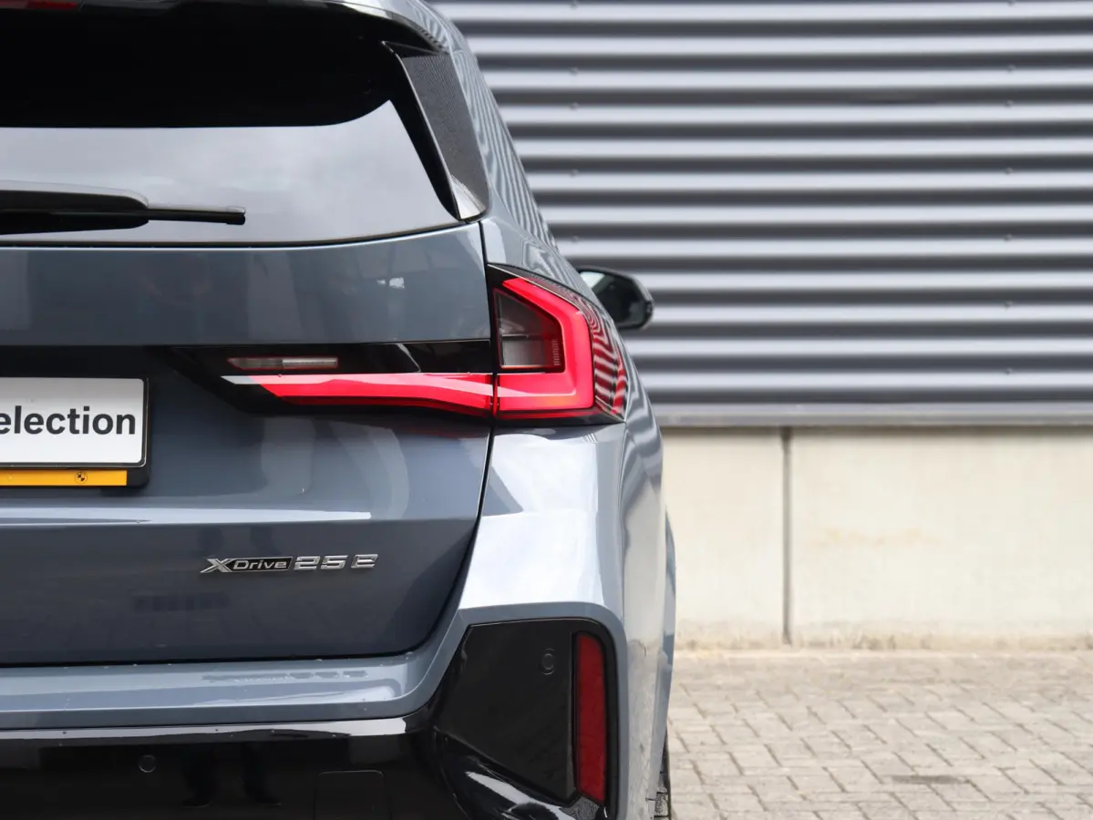 xDrive25e | M Sportpakket Pro | Panodak | Trekhaak | Head-Up | Driving Assistant Plus | Harman Kardon | Elektr. Stoelen | Parking Assistant Plus | Stuurwiel Verwamd | SOH 100% | 19'' LMV