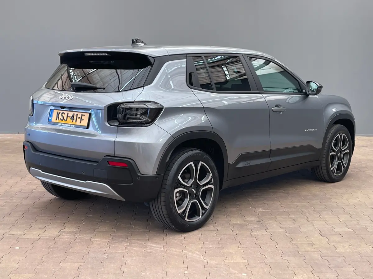Summit 54 kWh 18"Lichtmetaal | Adaptive Cruise | Climate Controle | Keyless Start | Carplay | LED | Digitaal Dashboard | Achteruitrijcamera | Airco (automatisch) | Cruise control adaptief
