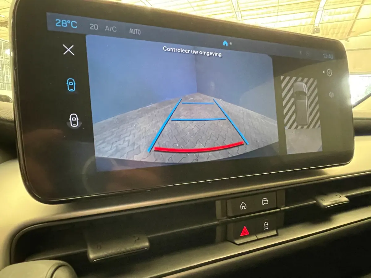 Summit 54 kWh 18"Lichtmetaal | Adaptive Cruise | Climate Controle | Keyless Start | Carplay | LED | Digitaal Dashboard | Achteruitrijcamera | Airco (automatisch) | Cruise control adaptief