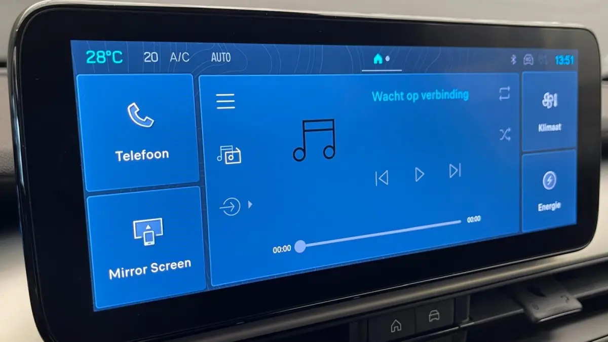 Summit 54 kWh 18"Lichtmetaal | Adaptive Cruise | Climate Controle | Keyless Start | Carplay | LED | Digitaal Dashboard | Achteruitrijcamera | Airco (automatisch) | Apple Carplay/Android Auto