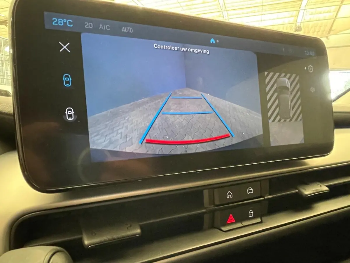 Summit 54 kWh 18"Lichtmetaal | Adaptive Cruise | Climate Controle | Keyless Start | Carplay | LED | Digitaal Dashboard | Achteruitrijcamera | Airco (automatisch) | Apple Carplay/Android Auto