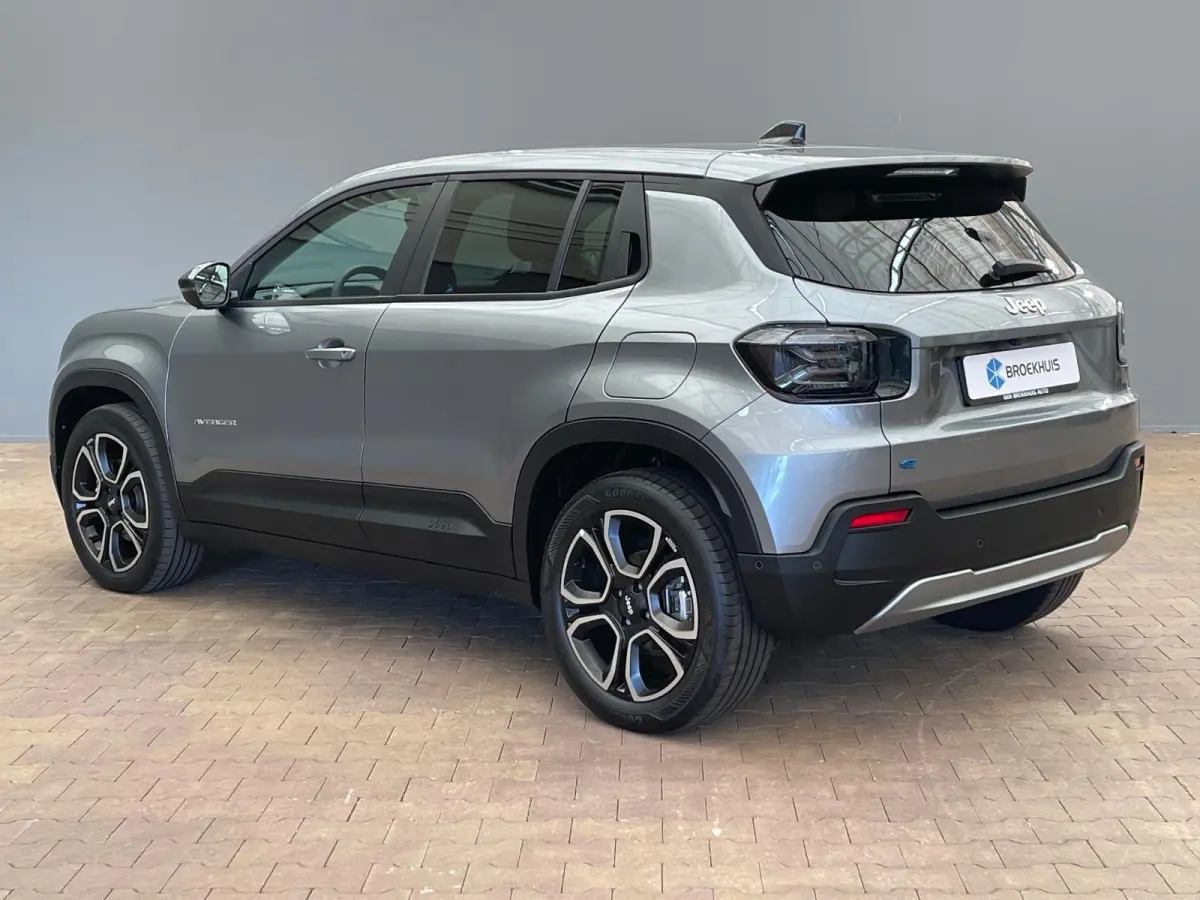 Summit 54 kWh 18"Lichtmetaal | Adaptive Cruise | Climate Controle | Keyless Start | Carplay | LED | Digitaal Dashboard | Achteruitrijcamera | Airco (automatisch) | Apple Carplay/Android Auto