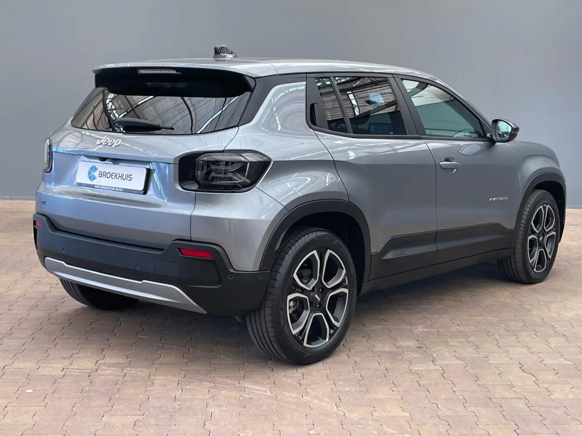 Summit 54 kWh 18"Lichtmetaal | Adaptive Cruise | Climate Controle | Keyless Start | Carplay | LED | Digitaal Dashboard | Achteruitrijcamera | Airco (automatisch) | Apple Carplay/Android Auto