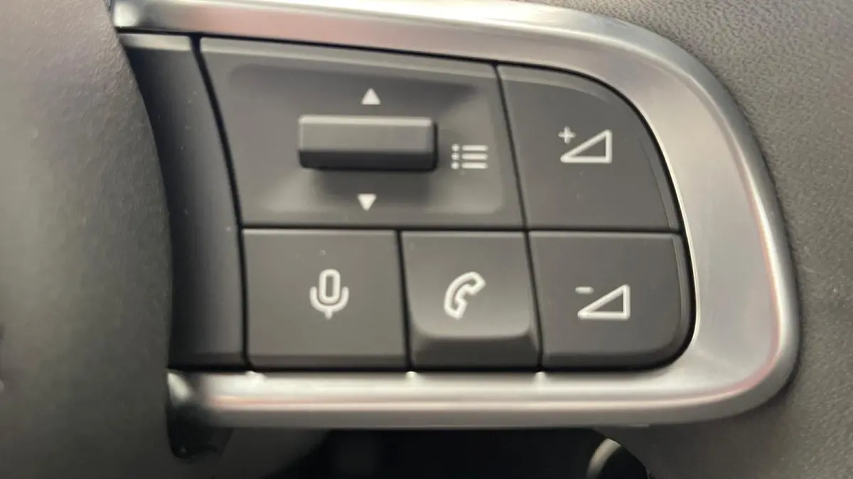 Summit 54 kWh 18"Lichtmetaal | Adaptive Cruise | Climate Controle | Keyless Start | Carplay | LED | Digitaal Dashboard | Achteruitrijcamera | Airco (automatisch) | Apple Carplay/Android Auto