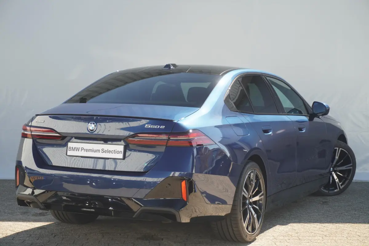 550e xDrive | SoH 100% |M Sportpakket Pro | Glazen Panoramadak | Adaptief Onderstel Professional | Harman Kardon | Head-Up Display
