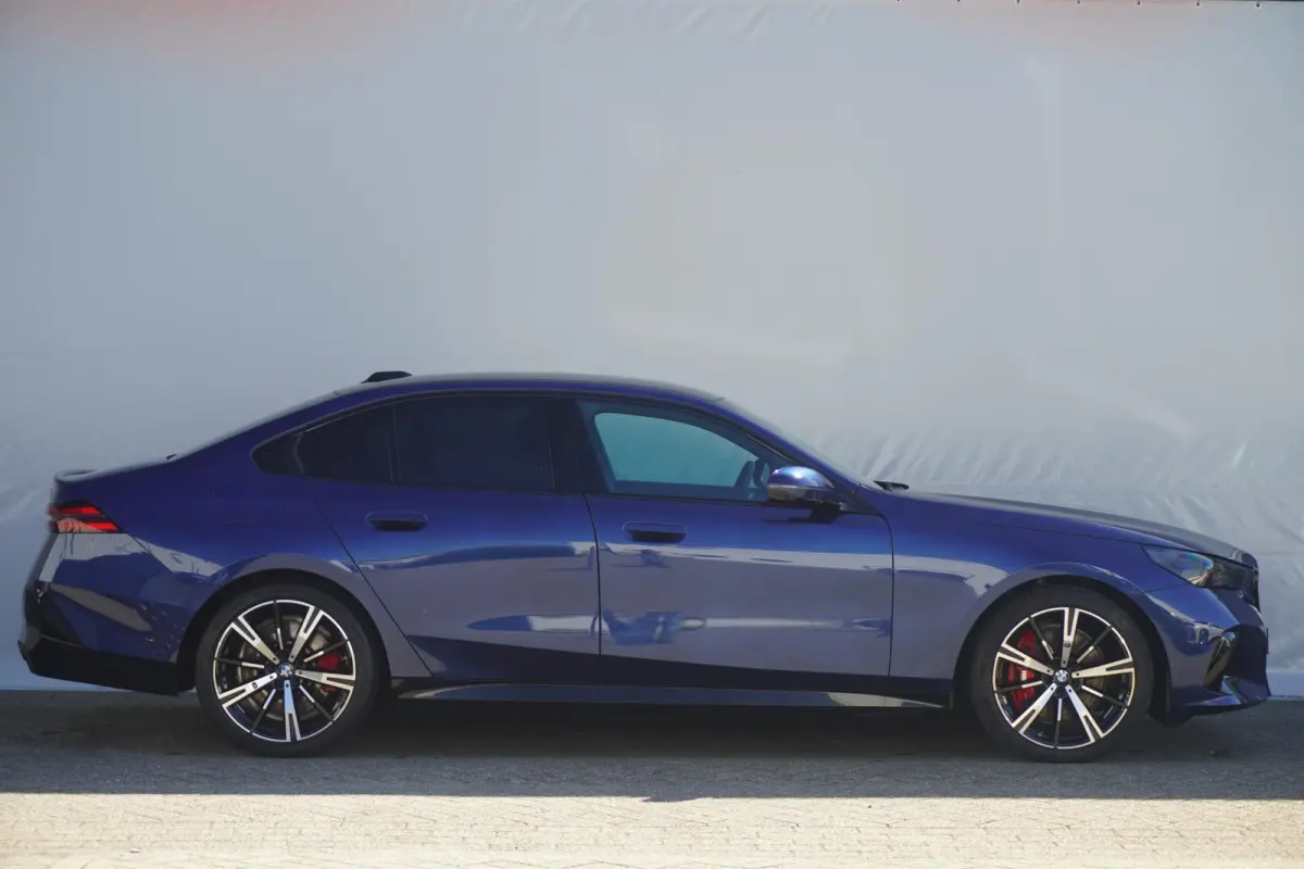 550e xDrive | SoH 100% |M Sportpakket Pro | Glazen Panoramadak | Adaptief Onderstel Professional | Harman Kardon | Head-Up Display