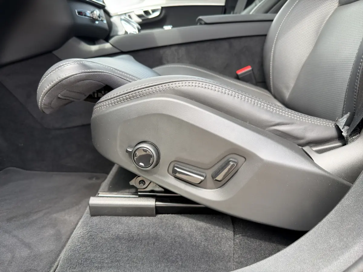 2.0 T8 Plug-in hybrid AWD Ultra Black Ed. Exec. Trekhaak | Stoel ventilatie en verwarming | Panoramadak | Luchtvering | 360 Camera |