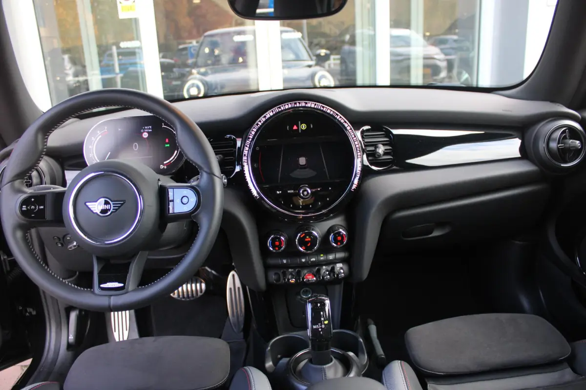 COOPER 1.5 136PK JOHN COOPER WORKS RESOLUTE ED. | AUTOMAAT | NAVIGATIE 8,8'' | DRAADLOOS APPLE CARPLAY | SFEERVERLICHTING | 17'' JCW VIJF DUBBELSPAAKS VELGEN IN GLOSS BLACK | JCW VOOR EN ACH