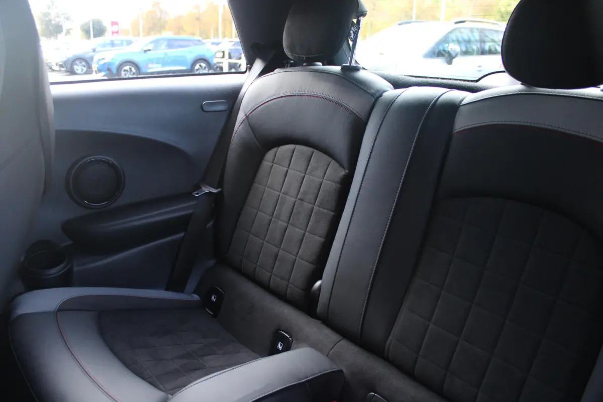 COOPER 1.5 136PK JOHN COOPER WORKS RESOLUTE ED. | AUTOMAAT | NAVIGATIE 8,8'' | DRAADLOOS APPLE CARPLAY | SFEERVERLICHTING | 17'' JCW VIJF DUBBELSPAAKS VELGEN IN GLOSS BLACK | JCW VOOR EN ACH