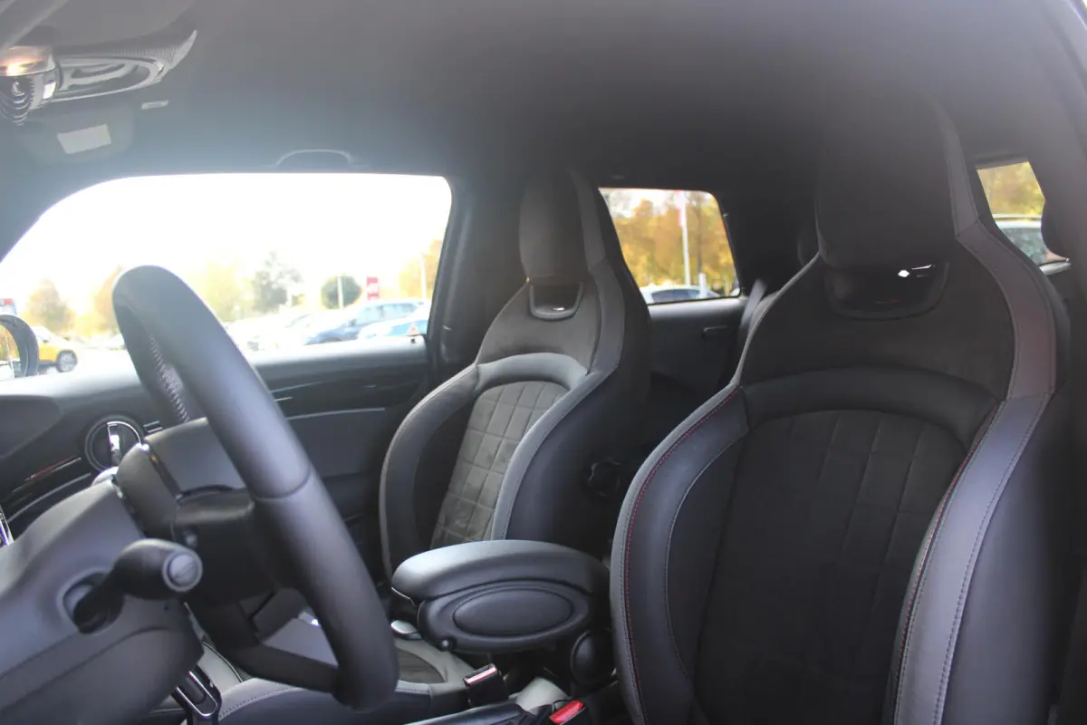 COOPER 1.5 136PK JOHN COOPER WORKS RESOLUTE ED. | AUTOMAAT | NAVIGATIE 8,8'' | DRAADLOOS APPLE CARPLAY | SFEERVERLICHTING | 17'' JCW VIJF DUBBELSPAAKS VELGEN IN GLOSS BLACK | JCW VOOR EN ACH