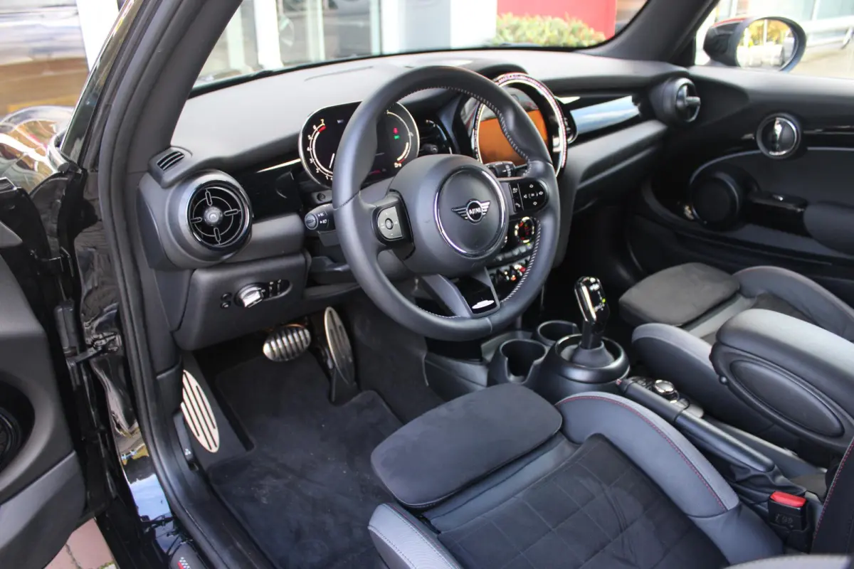 COOPER 1.5 136PK JOHN COOPER WORKS RESOLUTE ED. | AUTOMAAT | NAVIGATIE 8,8'' | DRAADLOOS APPLE CARPLAY | SFEERVERLICHTING | 17'' JCW VIJF DUBBELSPAAKS VELGEN IN GLOSS BLACK | JCW VOOR EN ACH