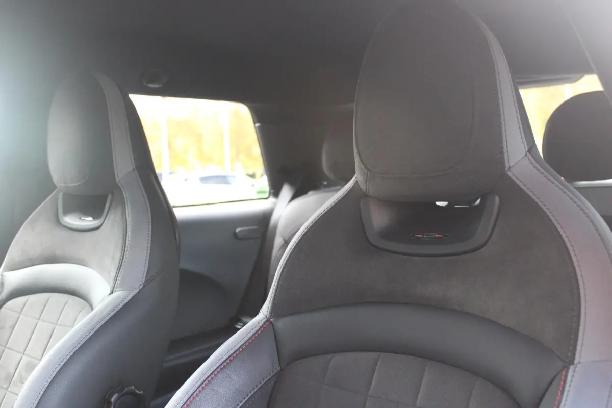 COOPER 1.5 136PK JOHN COOPER WORKS RESOLUTE ED. | AUTOMAAT | NAVIGATIE 8,8'' | DRAADLOOS APPLE CARPLAY | SFEERVERLICHTING | 17'' JCW VIJF DUBBELSPAAKS VELGEN IN GLOSS BLACK | JCW VOOR EN ACH