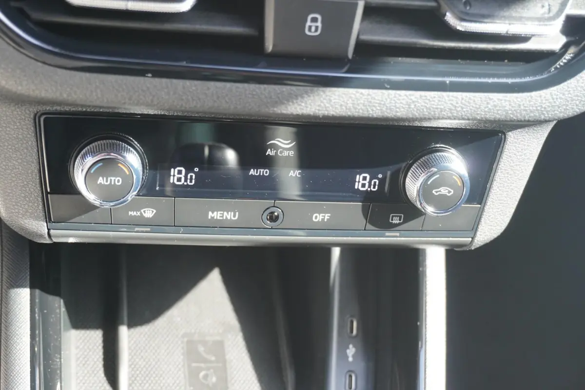 1.0 TSI 110pk Sport Business | Trekhaak | Apple CarPlay/Android Auto | Automatische Airco | PDC Achter