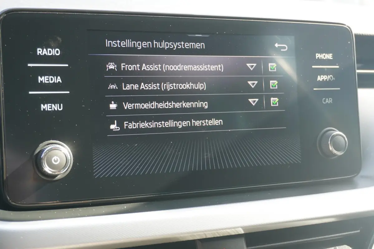 1.0 TSI 110pk Sport Business | Trekhaak | Apple CarPlay/Android Auto | Automatische Airco | PDC Achter