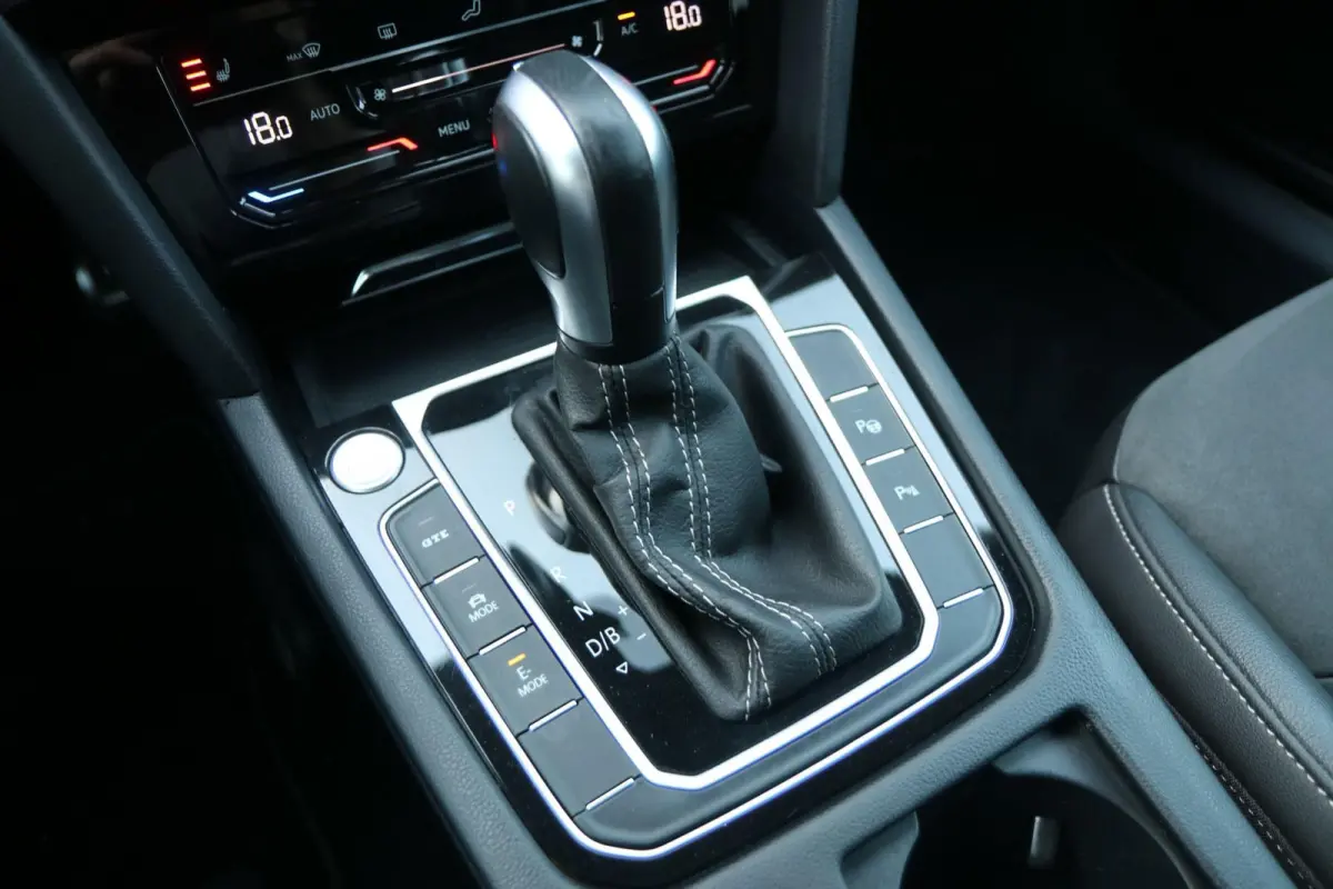 1.4 TSI eHybrid 218pk R-Line Business+ | SoH 98% | Trekhaak | Achteruitrijcamera | Stoelverwarming | Navigatie | App Connect
