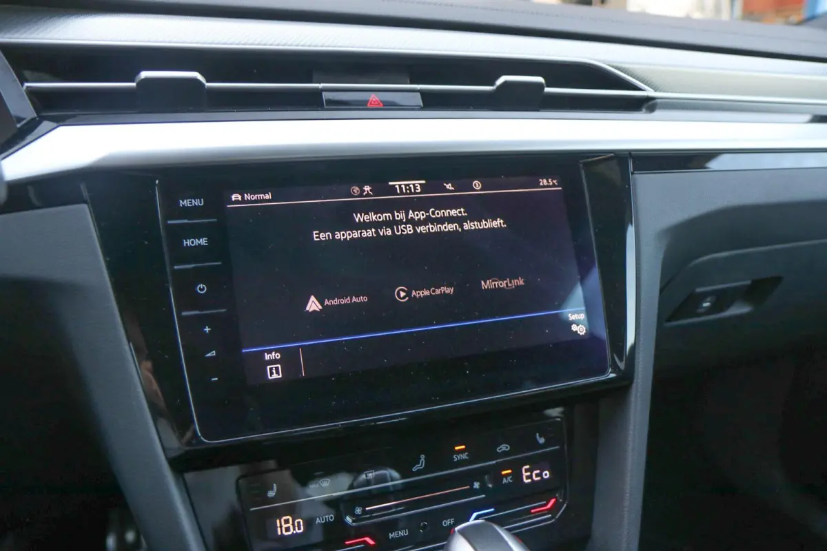1.4 TSI eHybrid 218pk R-Line Business+ | SoH 98% | Trekhaak | Achteruitrijcamera | Stoelverwarming | Navigatie | App Connect
