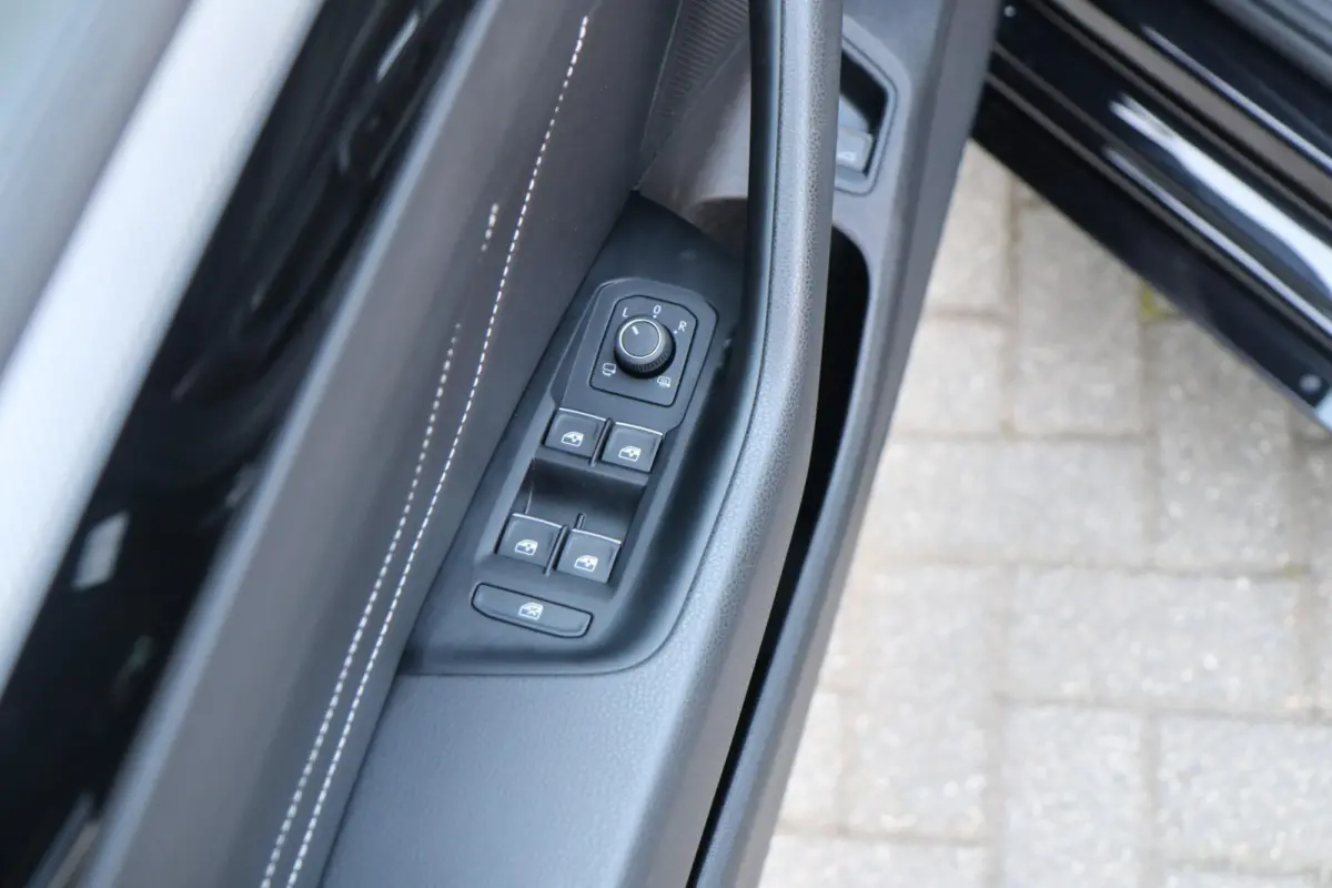 1.4 TSI eHybrid 218pk R-Line Business+ | SoH 98% | Trekhaak | Achteruitrijcamera | Stoelverwarming | Navigatie | App Connect