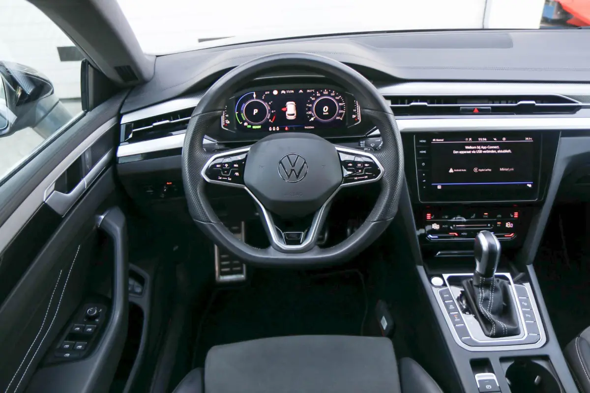 1.4 TSI eHybrid 218pk R-Line Business+ | SoH 98% | Trekhaak | Achteruitrijcamera | Stoelverwarming | Navigatie | App Connect