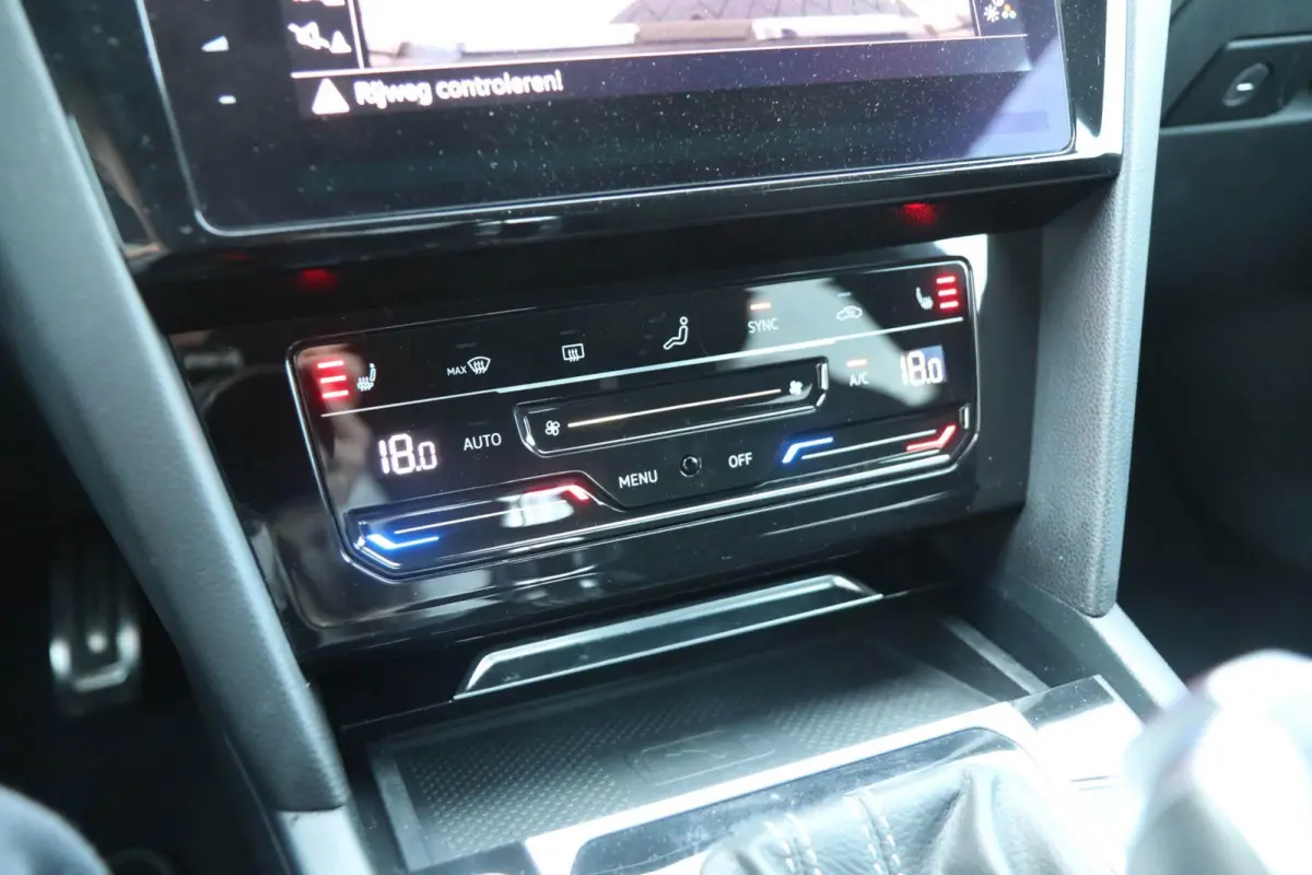 1.4 TSI eHybrid 218pk R-Line Business+ | SoH 98% | Trekhaak | Achteruitrijcamera | Stoelverwarming | Navigatie | App Connect