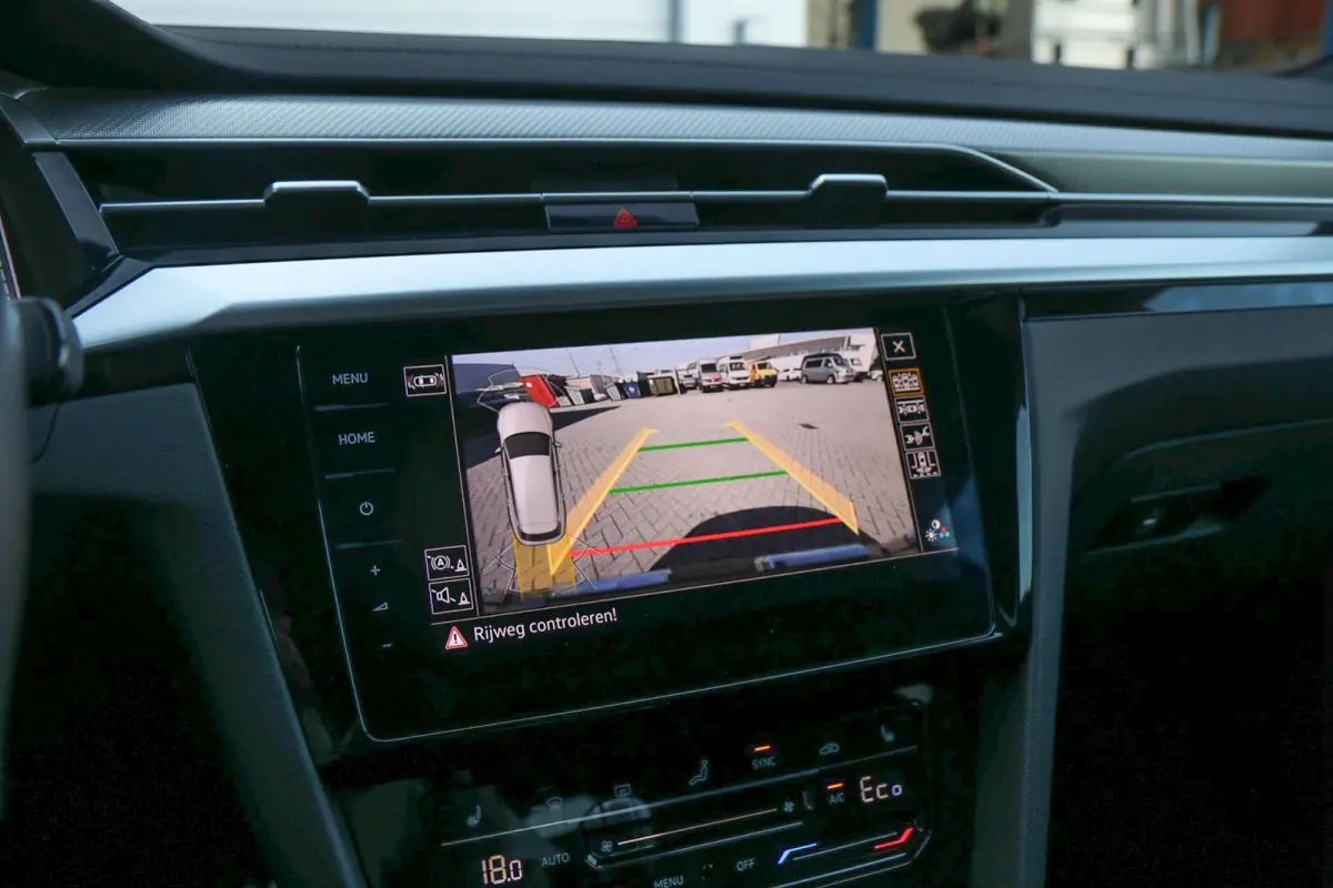 1.4 TSI eHybrid 218pk R-Line Business+ | SoH 98% | Trekhaak | Achteruitrijcamera | Stoelverwarming | Navigatie | App Connect