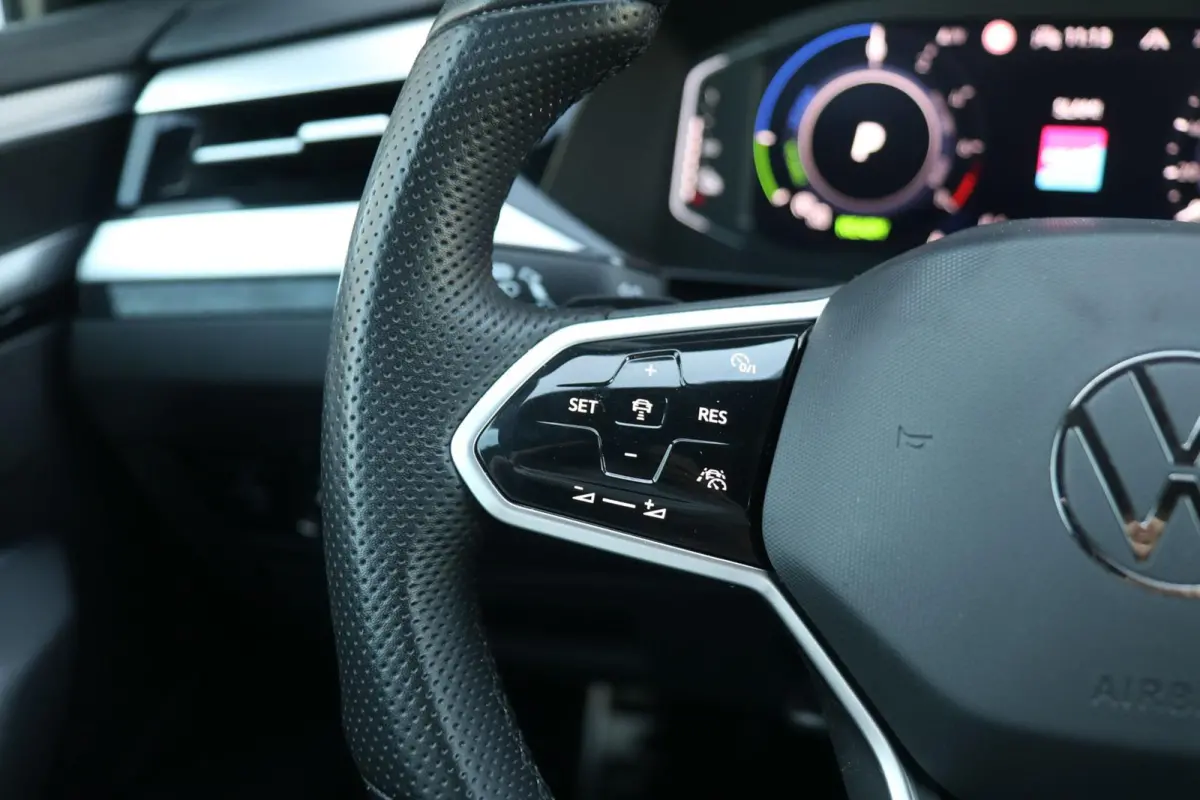 1.4 TSI eHybrid 218pk R-Line Business+ | SoH 98% | Trekhaak | Achteruitrijcamera | Stoelverwarming | Navigatie | App Connect