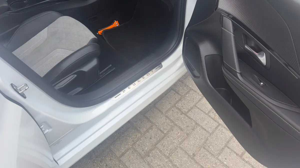 EV GT 350 50 kWh | 3-fase | Pano | Camera | Adap Cruise | Navi | Climate Control | Achteruitrijcamera | Airco (automatisch) | Apple Carplay/Android Auto|telefoonintegratie premium