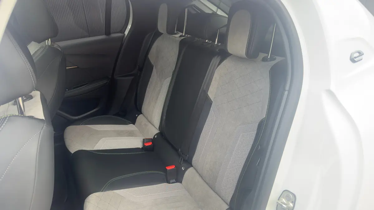 EV GT 350 50 kWh | 3-fase | Pano | Camera | Adap Cruise | Navi | Climate Control | Achteruitrijcamera | Airco (automatisch) | Apple Carplay/Android Auto|telefoonintegratie premium
