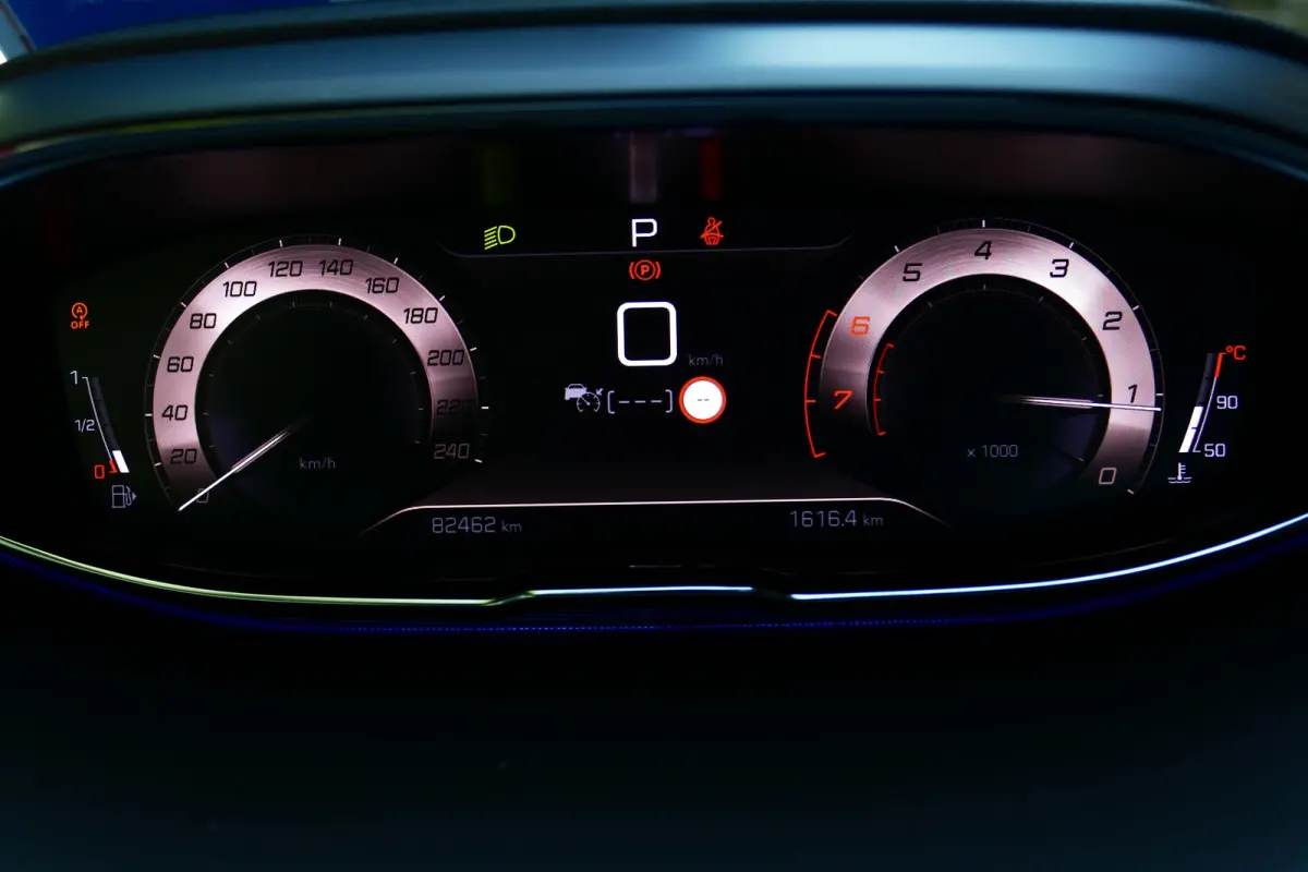 1.2 PURETECH 130PK GT PACK AUTOMAAT / ALCANTARA / CAMERA V+A / TREKHAAK /19"LMV / KEYLESS / FULL-LED / MASSAGESTOEL / ELEKTR. ACHTERKLEP / NAVI / CLIMA / PDC / BLUETOOTH / ADAPT. CRUISECONTR