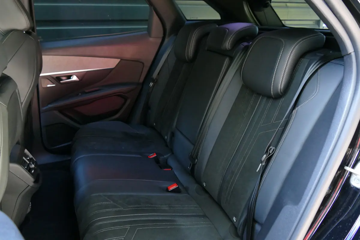 1.2 PURETECH 130PK GT PACK AUTOMAAT / ALCANTARA / CAMERA V+A / TREKHAAK /19"LMV / KEYLESS / FULL-LED / MASSAGESTOEL / ELEKTR. ACHTERKLEP / NAVI / CLIMA / PDC / BLUETOOTH / ADAPT. CRUISECONTR
