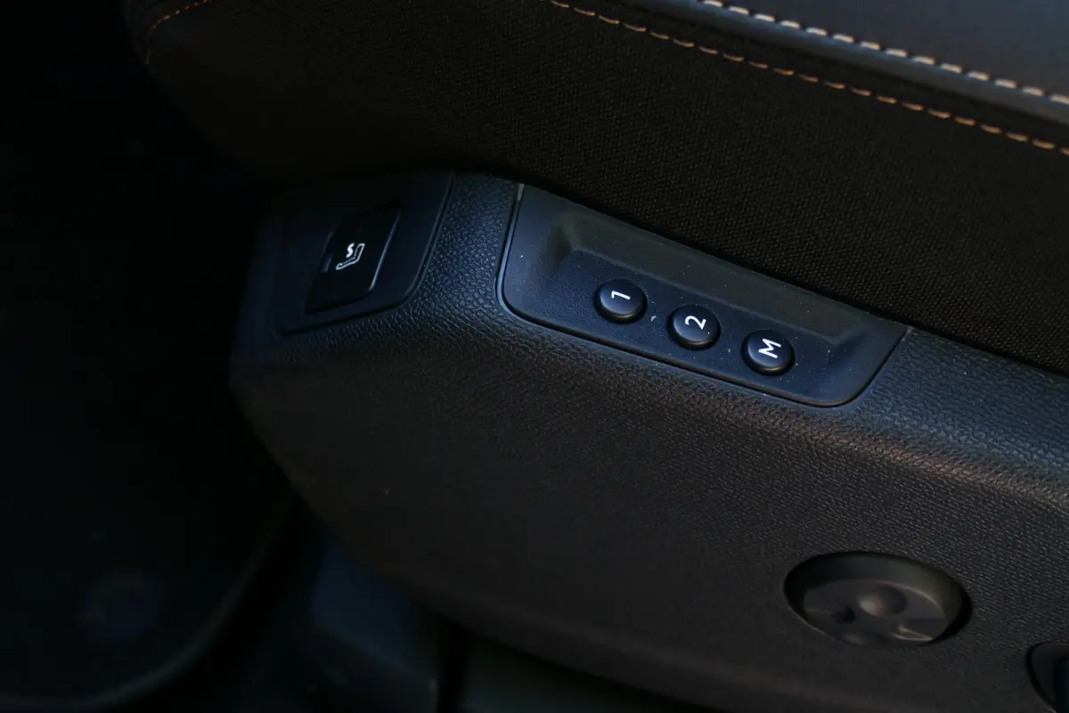 1.2 PURETECH 130PK GT PACK AUTOMAAT / ALCANTARA / CAMERA V+A / TREKHAAK /19"LMV / KEYLESS / FULL-LED / MASSAGESTOEL / ELEKTR. ACHTERKLEP / NAVI / CLIMA / PDC / BLUETOOTH / ADAPT. CRUISECONTR