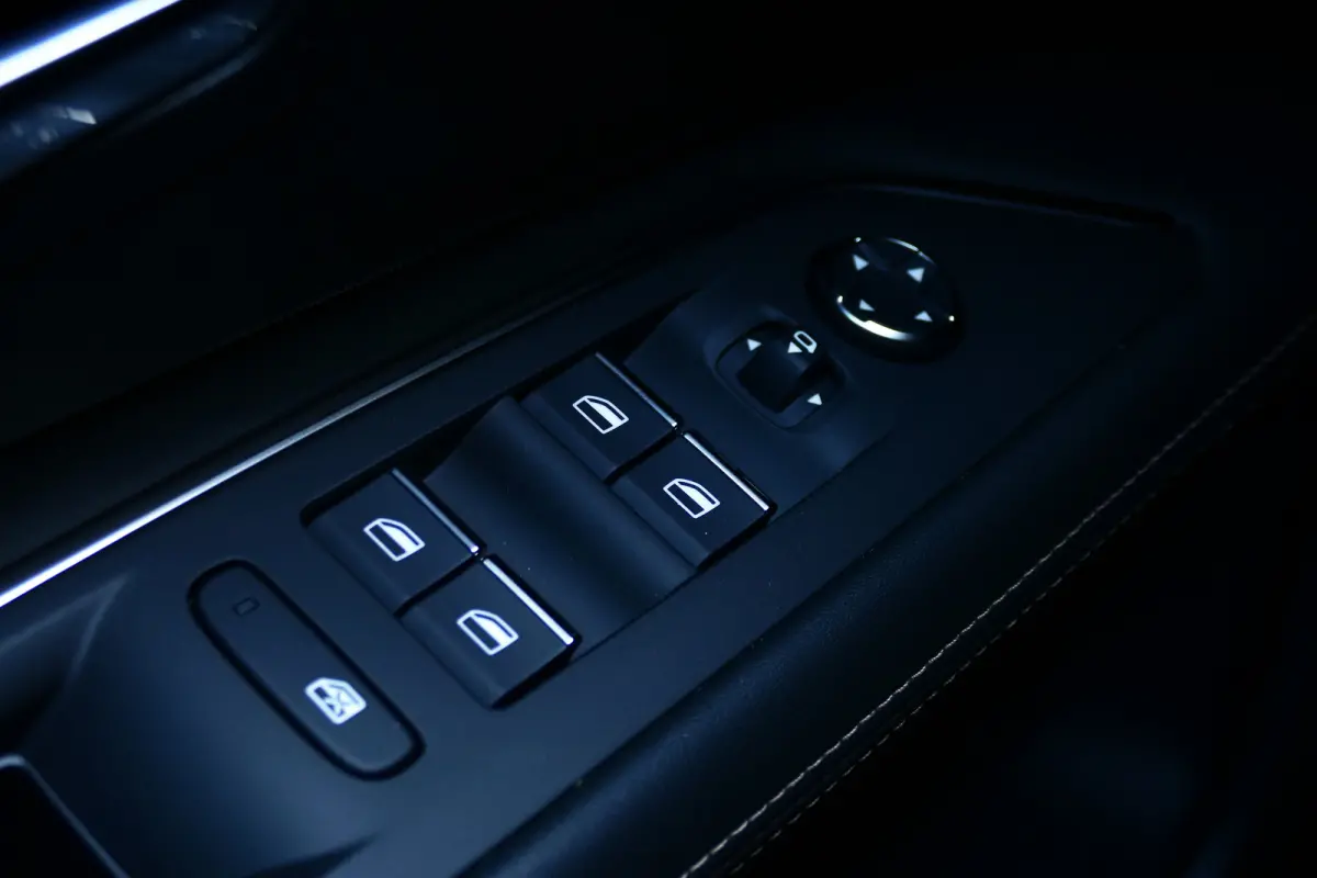 1.2 PURETECH 130PK GT PACK AUTOMAAT / ALCANTARA / CAMERA V+A / TREKHAAK /19"LMV / KEYLESS / FULL-LED / MASSAGESTOEL / ELEKTR. ACHTERKLEP / NAVI / CLIMA / PDC / BLUETOOTH / ADAPT. CRUISECONTR