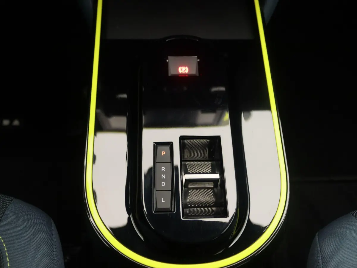 1.2 Hybrid ICON | Direct Rijden | DAB Radio | Apple Carplay & Android Auto | Parkeersensoren Achter |