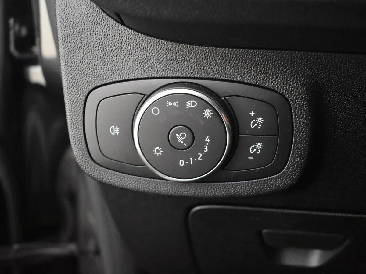 1.0 EcoBoost Hybrid Titanium l Cr Control l Climate Control l Stoel/stuurverwarming | Parkeersensoren l Naviagtie l Apple Car play l Metallic lak l