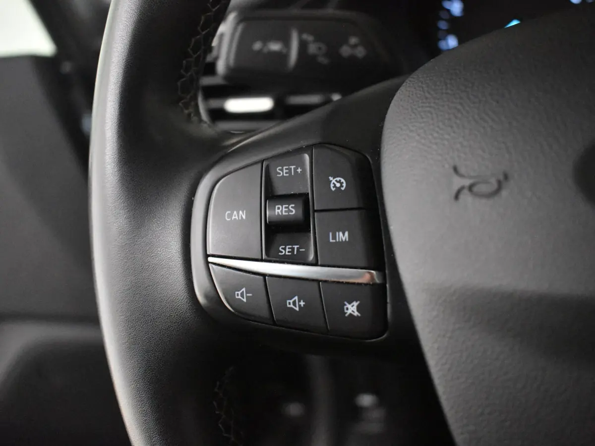 1.0 EcoBoost Hybrid Titanium l Cr Control l Climate Control l Stoel/stuurverwarming | Parkeersensoren l Naviagtie l Apple Car play l Metallic lak l
