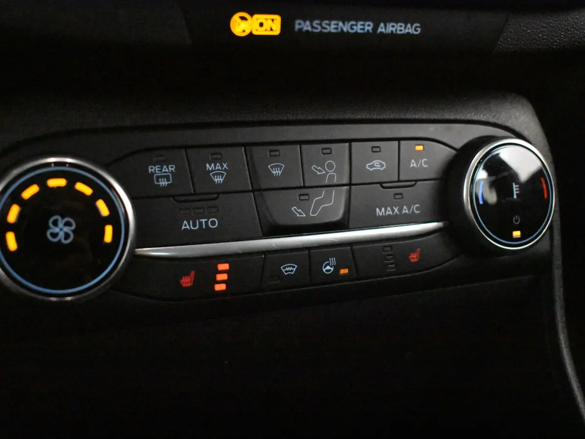 1.0 EcoBoost Hybrid Titanium l Cr Control l Climate Control l Stoel/stuurverwarming | Parkeersensoren l Naviagtie l Apple Car play l Metallic lak l