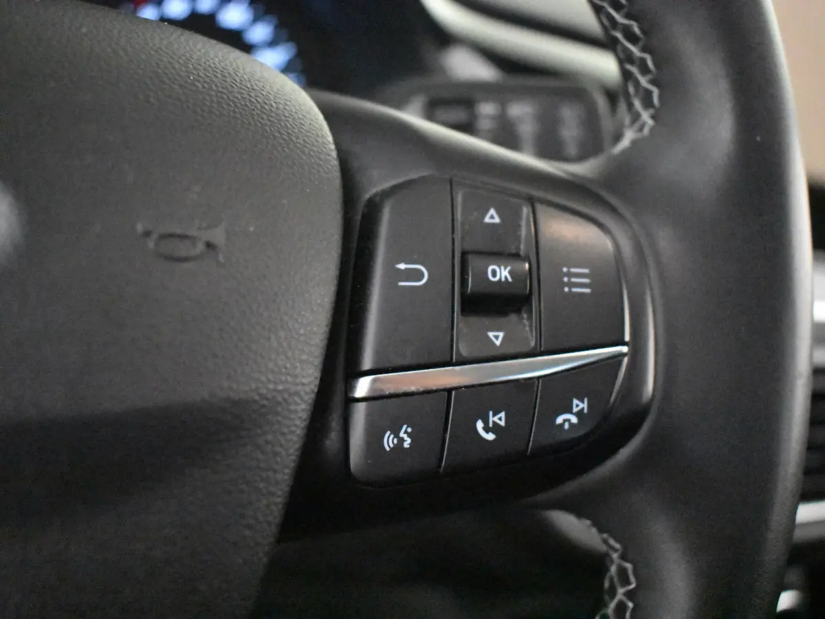 1.0 EcoBoost Hybrid Titanium l Cr Control l Climate Control l Stoel/stuurverwarming | Parkeersensoren l Naviagtie l Apple Car play l Metallic lak l