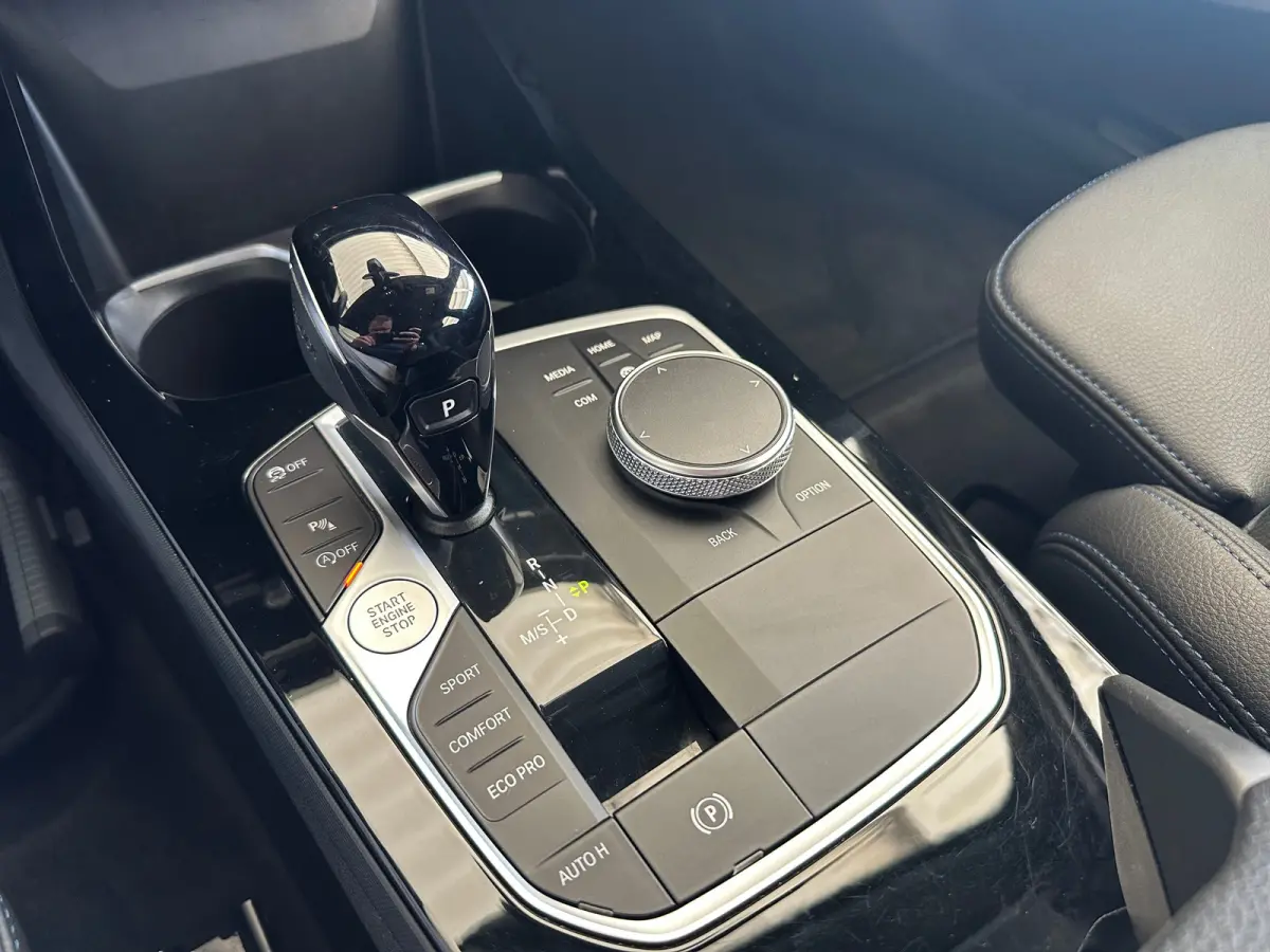 118i Introduction Edition | Navigatie | Skyscraper Grau | Cruise | Climate Control | Automatische 2-zone airconditioning | BMW Live Cockpit Plus | BMW M 50 Jahre uitvoering