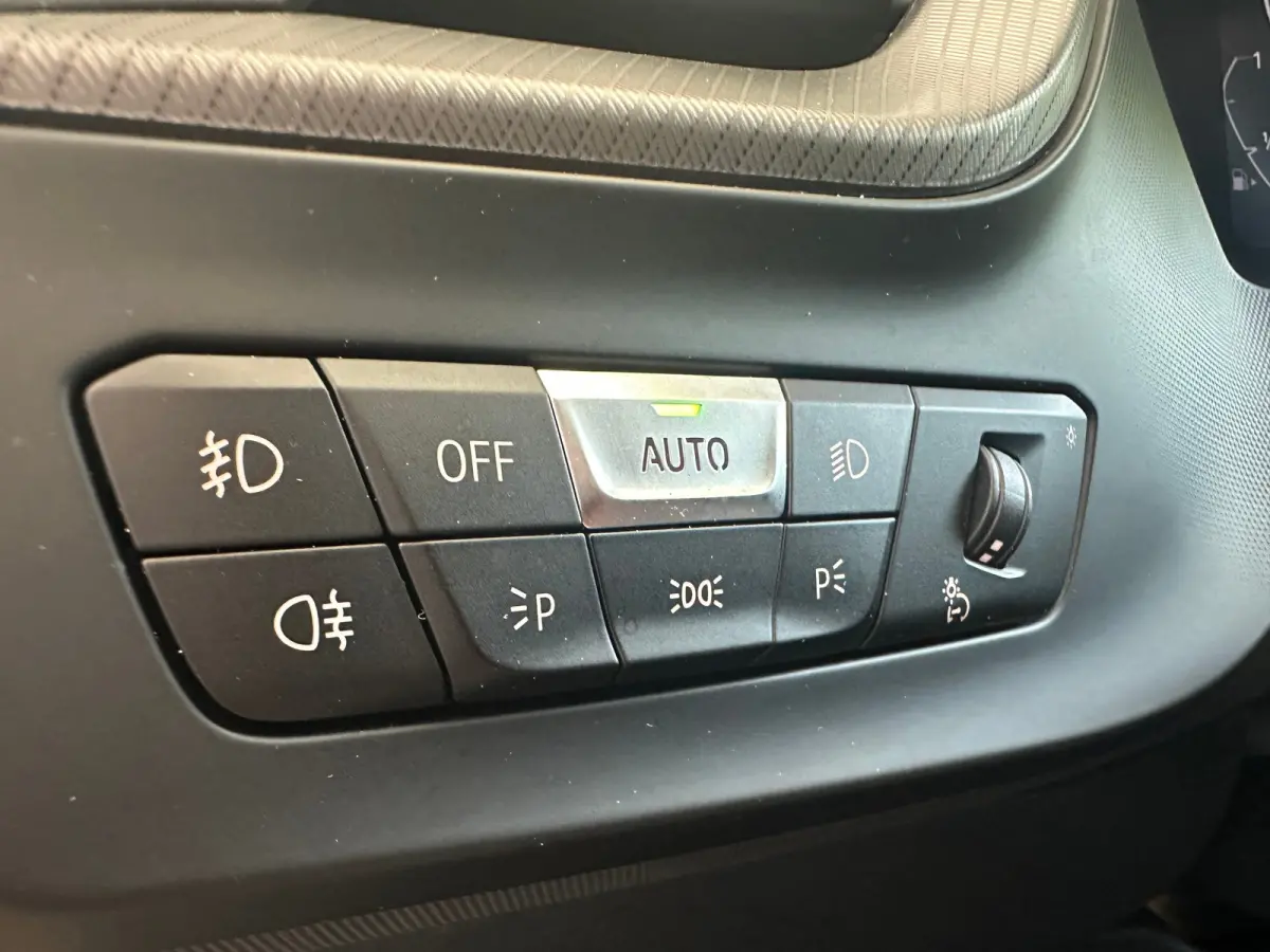 118i Introduction Edition | Navigatie | Skyscraper Grau | Cruise | Climate Control | Automatische 2-zone airconditioning | BMW Live Cockpit Plus | BMW M 50 Jahre uitvoering