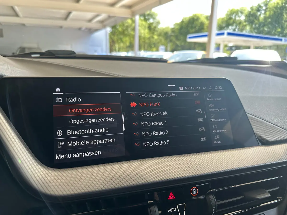 118i Introduction Edition | Navigatie | Skyscraper Grau | Cruise | Climate Control | Automatische 2-zone airconditioning | BMW Live Cockpit Plus | BMW M 50 Jahre uitvoering