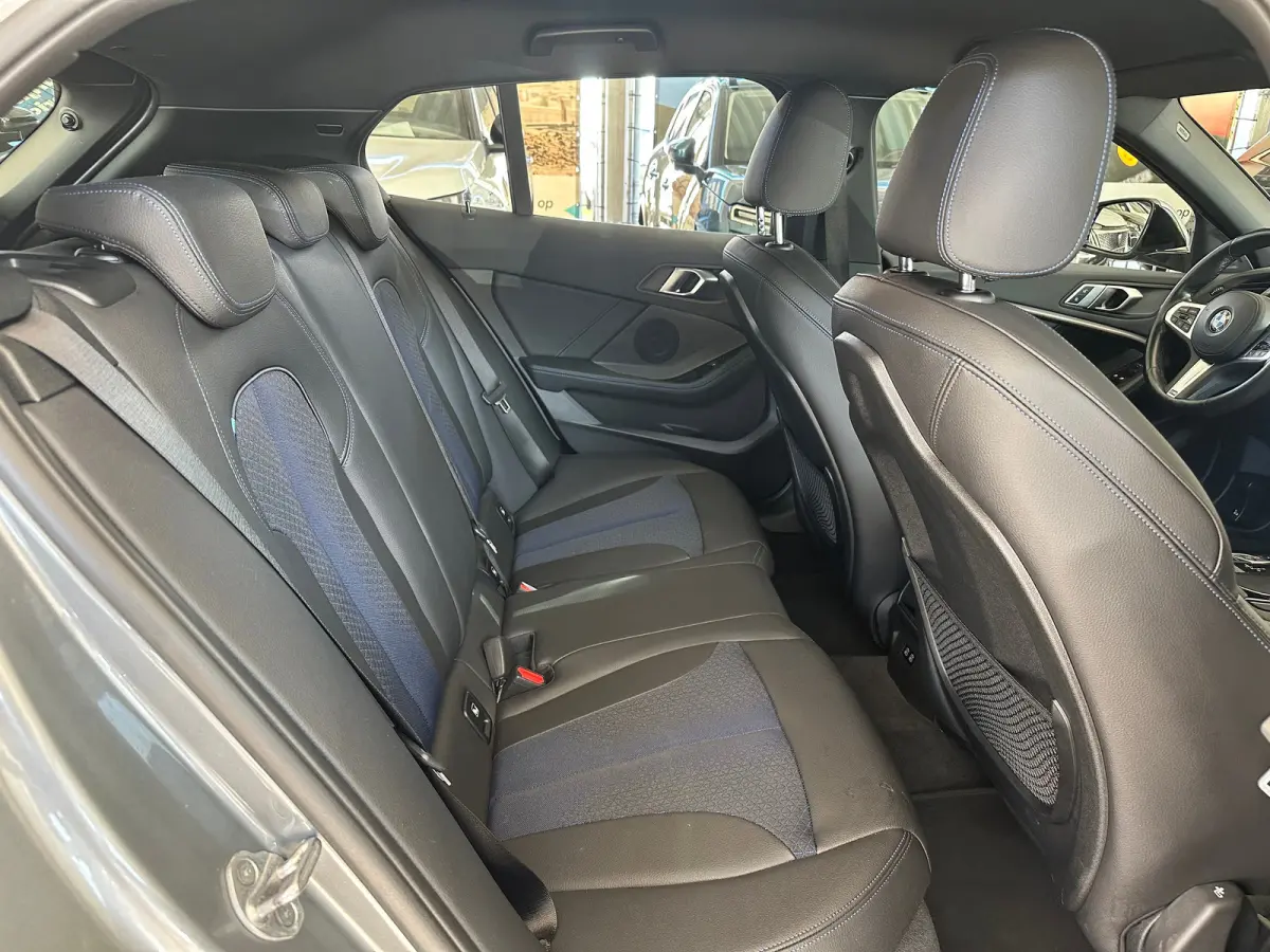 118i Introduction Edition | Navigatie | Skyscraper Grau | Cruise | Climate Control | Automatische 2-zone airconditioning | BMW Live Cockpit Plus | BMW M 50 Jahre uitvoering