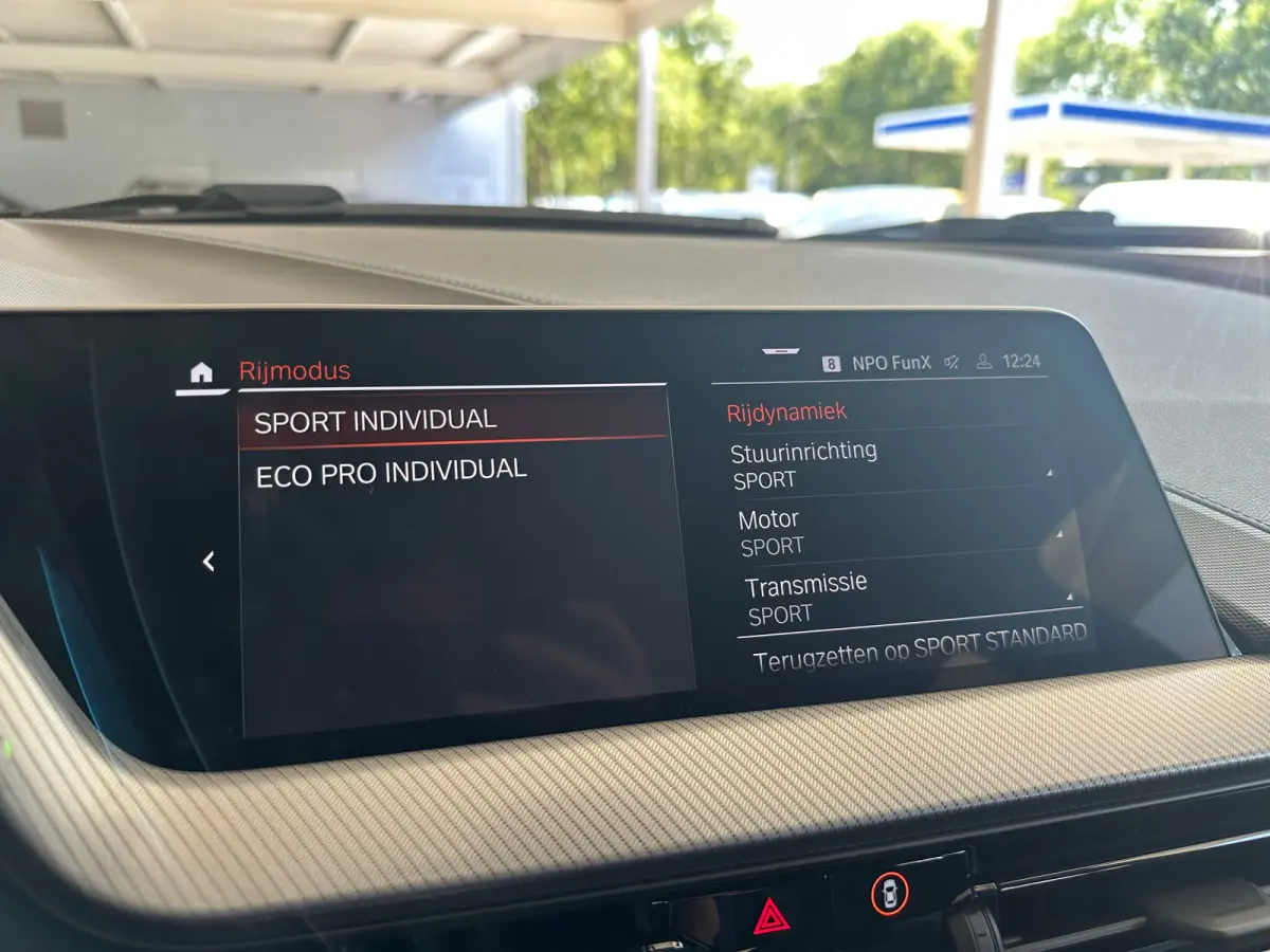 118i Introduction Edition | Navigatie | Skyscraper Grau | Cruise | Climate Control | Automatische 2-zone airconditioning | BMW Live Cockpit Plus | BMW M 50 Jahre uitvoering