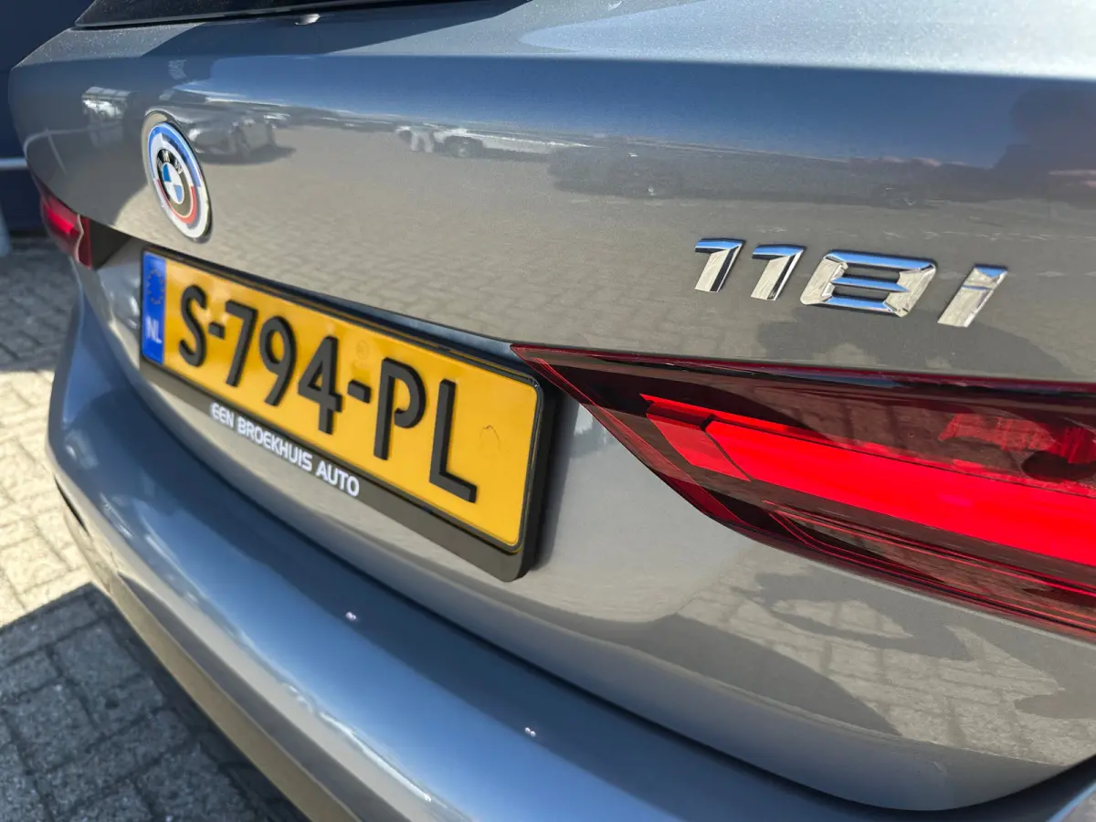 118i Introduction Edition | Navigatie | Skyscraper Grau | Cruise | Climate Control | Automatische 2-zone airconditioning | BMW Live Cockpit Plus | BMW M 50 Jahre uitvoering