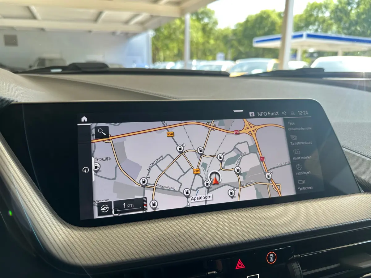 118i Introduction Edition | Navigatie | Skyscraper Grau | Cruise | Climate Control | Automatische 2-zone airconditioning | BMW Live Cockpit Plus | BMW M 50 Jahre uitvoering
